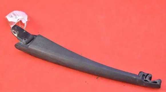Rear wiper blade arm