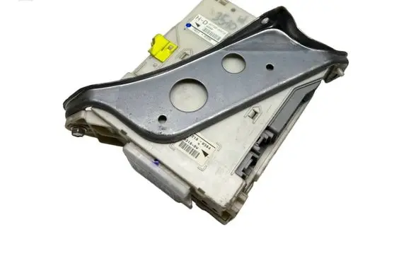 Lexus GS 300 350 430 450H Fuse module 8273030272 7B210396 812180384