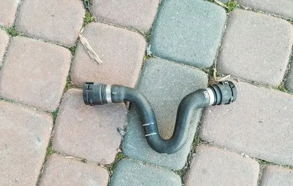 Opel Insignia B Engine coolant pipe/hose 39087133