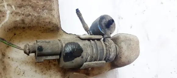 Volkswagen PASSAT B5.5 Windscreen/windshield washer pump
