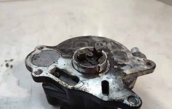 Volkswagen Multivan T5 Vacuum pump 03L145100