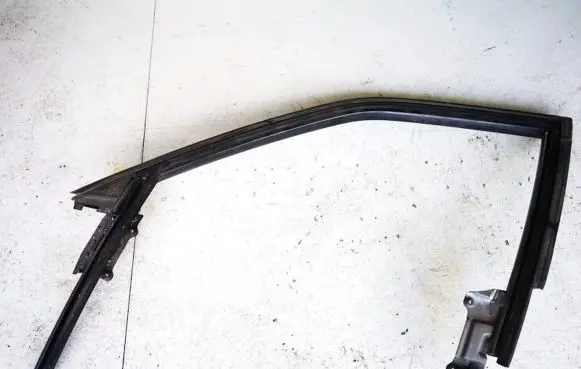 Audi 80 90 B3 Front door window/glass frame 893837349