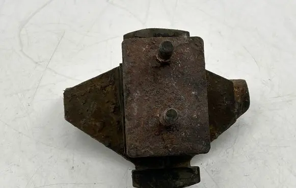 Opel Frontera B Engine mount bracket