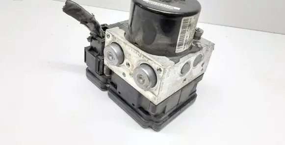 Volvo V70 ABS Pump 30681619 P30681619