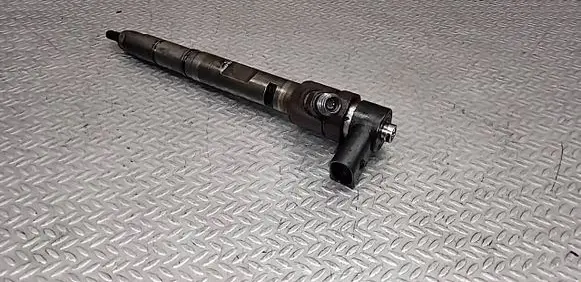 Audi A8 S8 D3 4E Fuel injector 0445110158 057130277M