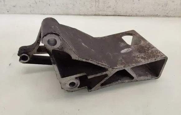 Volvo S60 Engine mounting bracket 