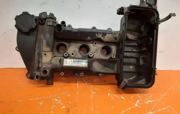 Toyota Yaris Rocker cam cover 11210-0Q010