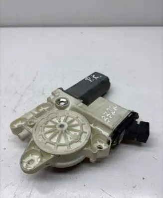 Toyota Corolla E120 E130 Front door window regulator motor 0130822031