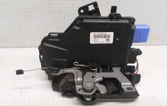 Volkswagen Golf V Rear door lock 7L0839016D