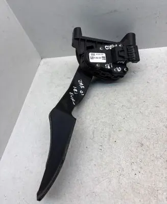 Accelerator throttle pedal
