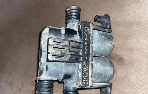BMW 5 E39 Coolant heater control valve 8374995