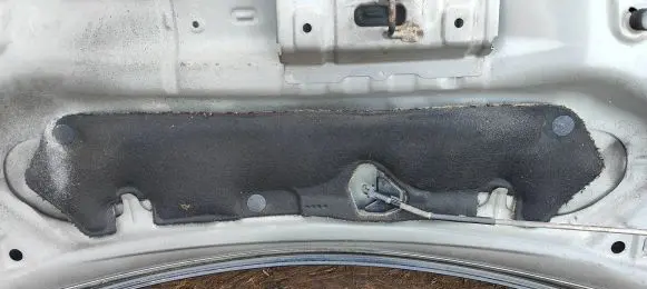 Engine bonnet/hood sound/heat insulation