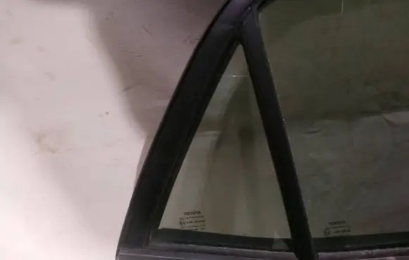 Toyota Auris 150 Rear vent window glass as2