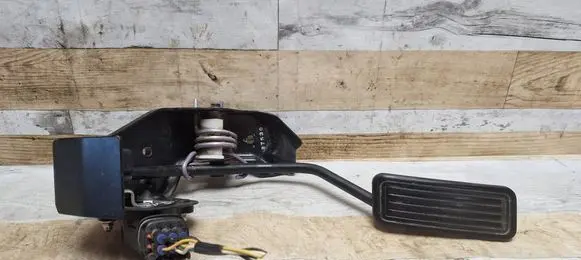 Accelerator throttle pedal