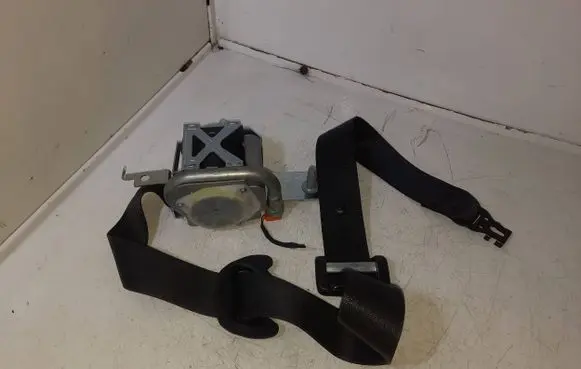 Tesla Model S Front seatbelt 101878803B 209302