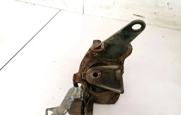 Toyota Corolla Verso E121 Engine mount bracket