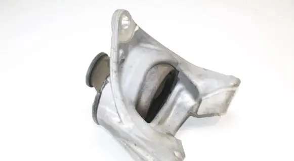 Honda CR-V Engine mount bracket