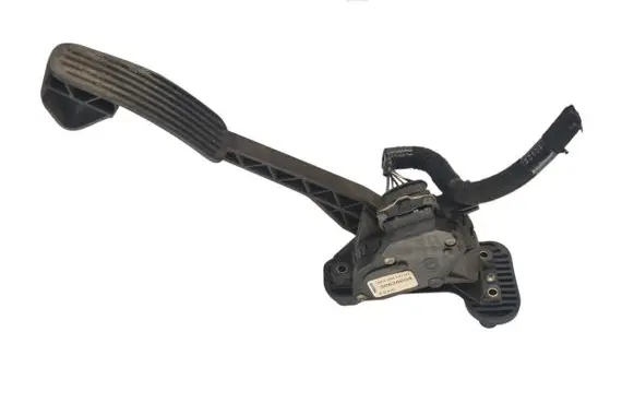 Accelerator throttle pedal