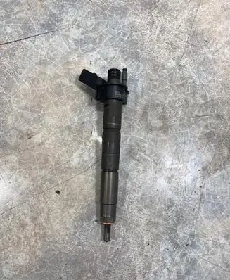 BMW 5 G30 G31 Fuel injector 8571565
