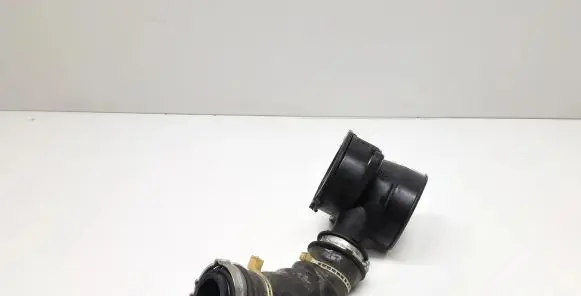 Volvo C30 Turbo air intake inlet pipe/hose AV616C784AE