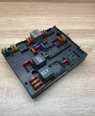 Volkswagen Touran I Fuse module 1394932 1A020904