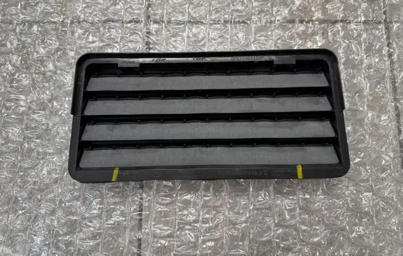 Quarter panel pressure vent