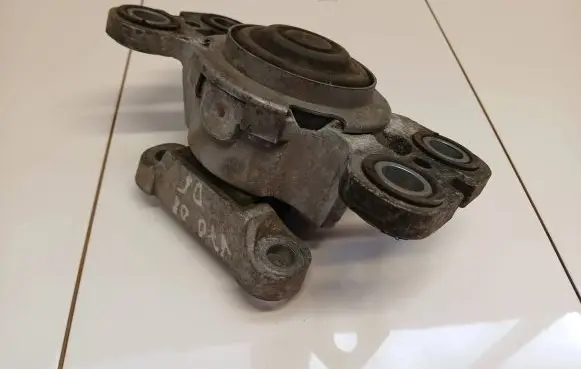 Volvo V70 Engine mount bracket Al8090m03