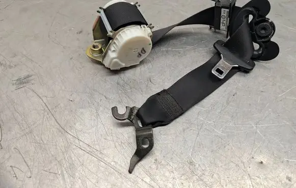 BMW 3 E90 E91 Front seatbelt S27069956 33035173B