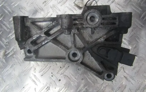 Renault Megane I Engine mounting bracket 8200101196