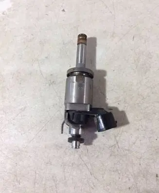Mazda CX-5 Fuel injector PE0113250C