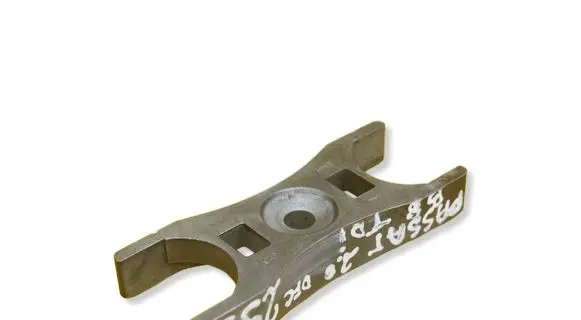 Volkswagen PASSAT B8 Fuel Injector clamp holder 04L216