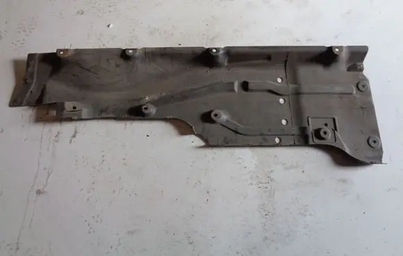 Center/middle under tray cover