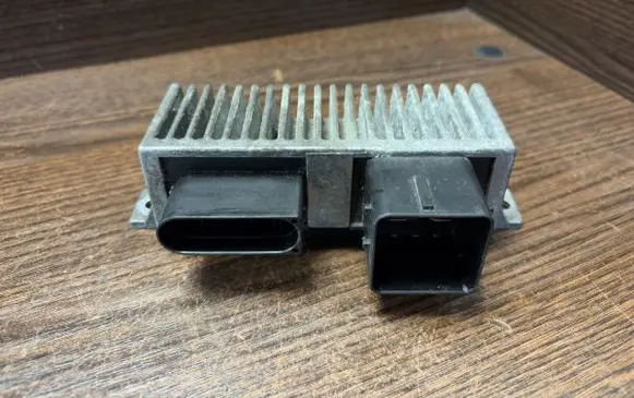 Renault Trafic III (X82) Glow plug pre-heat relay 271206395R