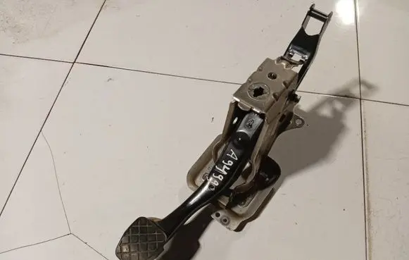 Volkswagen Golf V Brake pedal 1K1721057L
