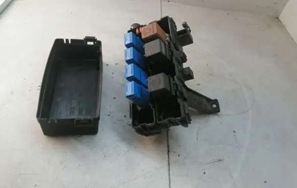 Nissan Navara D40 Fuse box set 63564197