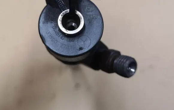 KIA Carens I Fuel injector 0445110064