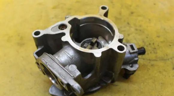 Volkswagen Golf VI Vacuum pump 06J145100
