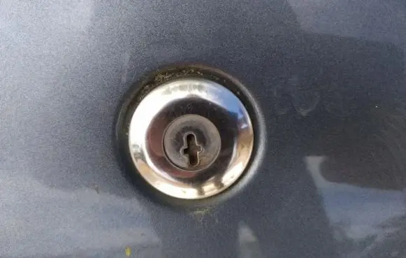 Peugeot Partner Front door lock (next to the handle) 