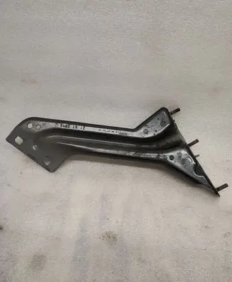 Fender mounting bracket