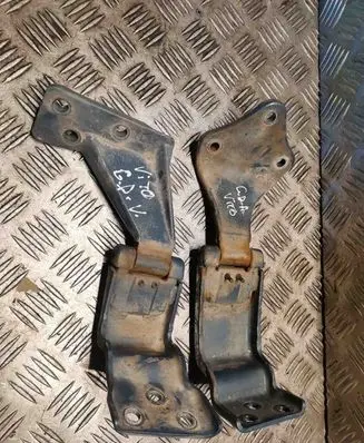 Tailgate/trunk/boot hinge