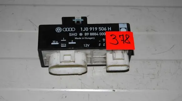 Volkswagen Golf V Coolant fan relay 1J0919605H