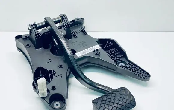 Volkswagen Touareg II Brake pedal 7P0723117B 7P0723142K 8D1723173B