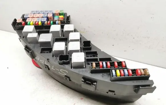Jaguar S-Type Fuse module 543277XA1 2R8T14A067CA