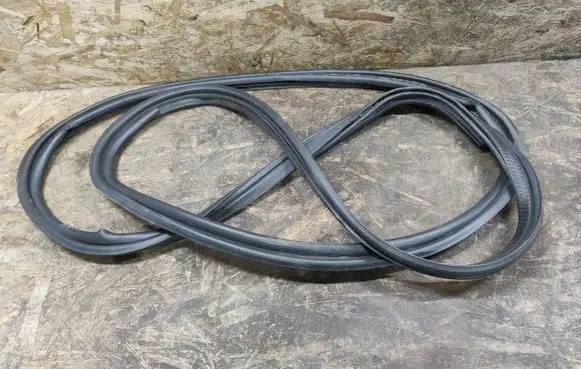 Trunk rubber seal (body)
