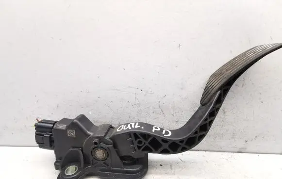 Mitsubishi Outlander Accelerator throttle pedal MN101543