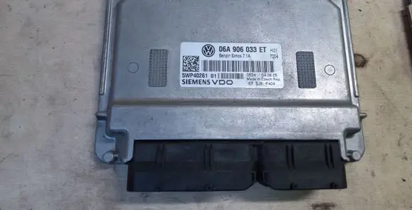 Volkswagen Touran I Engine control unit/module ECU 061906033ET 5WP40261 SIMOS71A