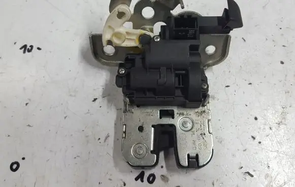 Skoda Superb B6 (3T) Tailgate/trunk/boot lock/catch/latch 8K9827505
