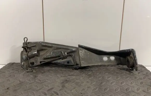 Audi A6 S6 C4 4A Radiator mount bracket 4A0805808
