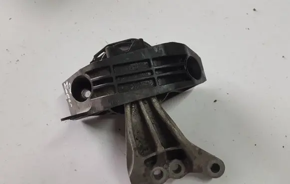 Engine mount vacuum valve
