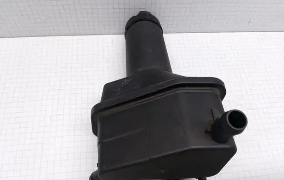 Seat Alhambra (Mk1) Power steering fluid tank/reservoir 7M0422372A 95VW3E773AB